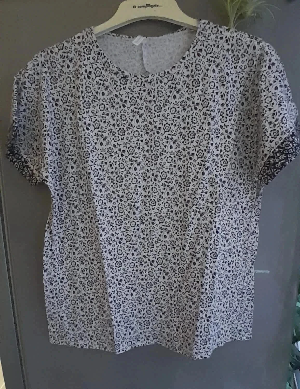T-shirt blanc à fleurs bleues marine, taille 36/38, Marque Intimissimi